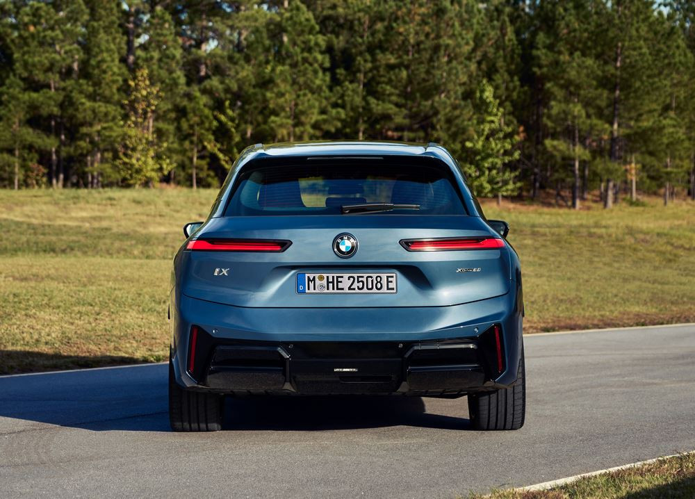 La BMW iX renouvelée affiche un design avant-gardiste