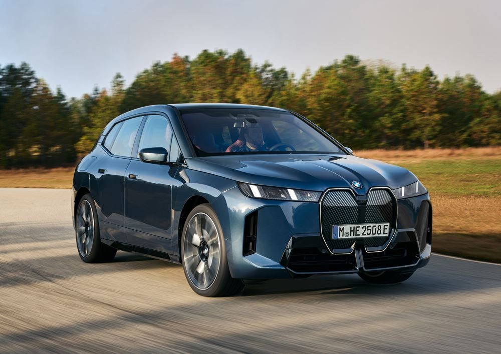 La BMW iX renouvelée affiche un design avant-gardiste