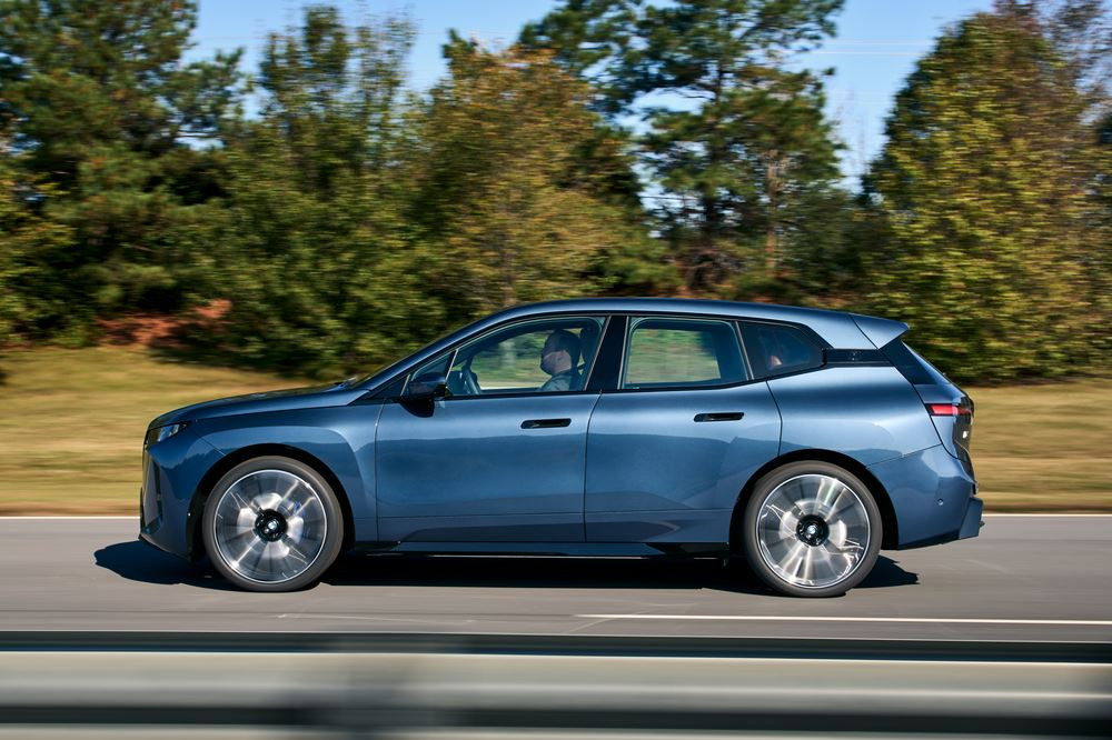 La BMW iX renouvelée affiche un design avant-gardiste