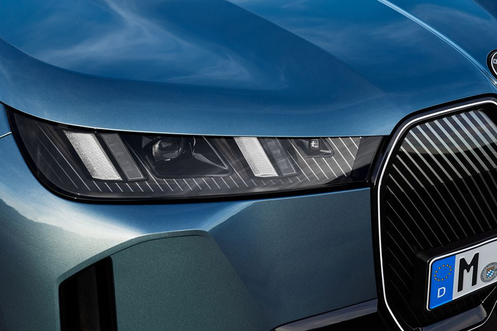 La BMW iX renouvelée affiche un design avant-gardiste