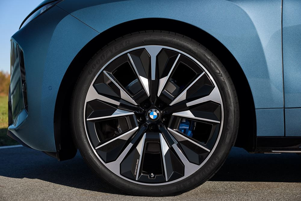 La BMW iX renouvelée affiche un design avant-gardiste