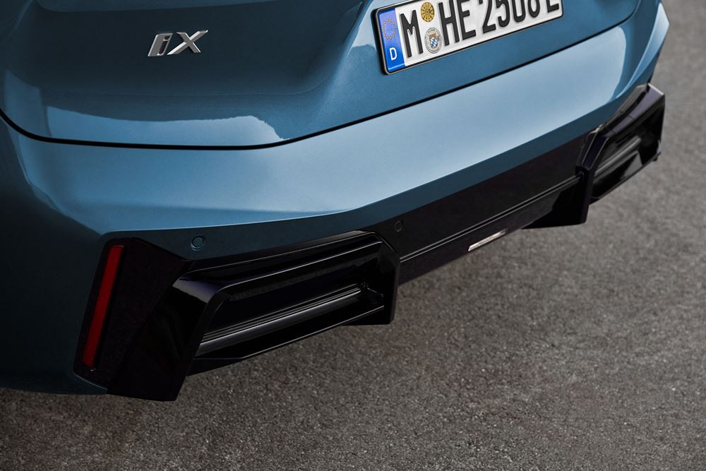La BMW iX renouvelée affiche un design avant-gardiste
