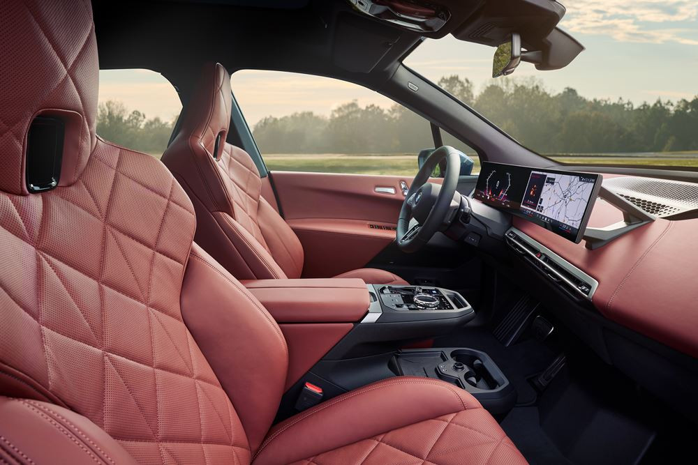 La BMW iX renouvelée affiche un design avant-gardiste