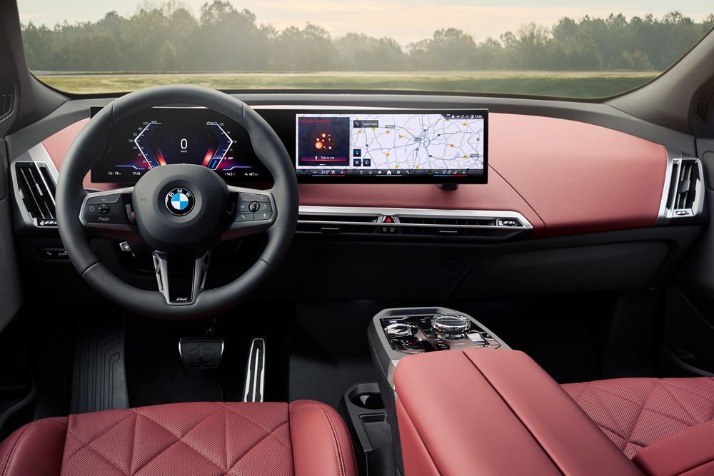 La BMW iX renouvelée affiche un design avant-gardiste