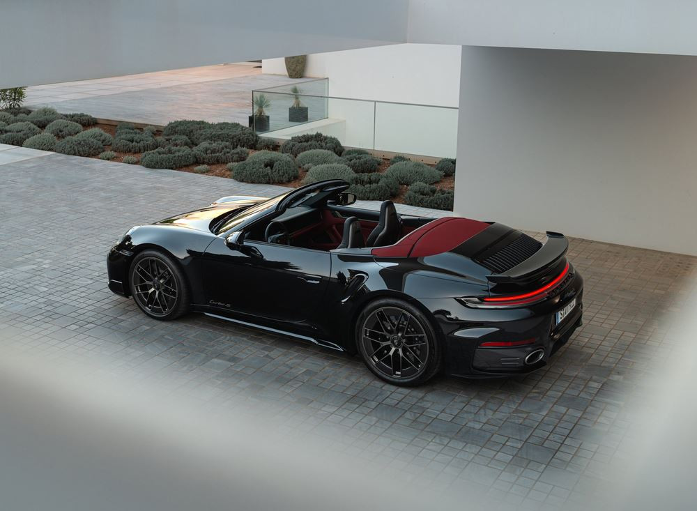 La Porsche 911 Turbo S Cabriolet développe une puissance cumulée de 711 ch