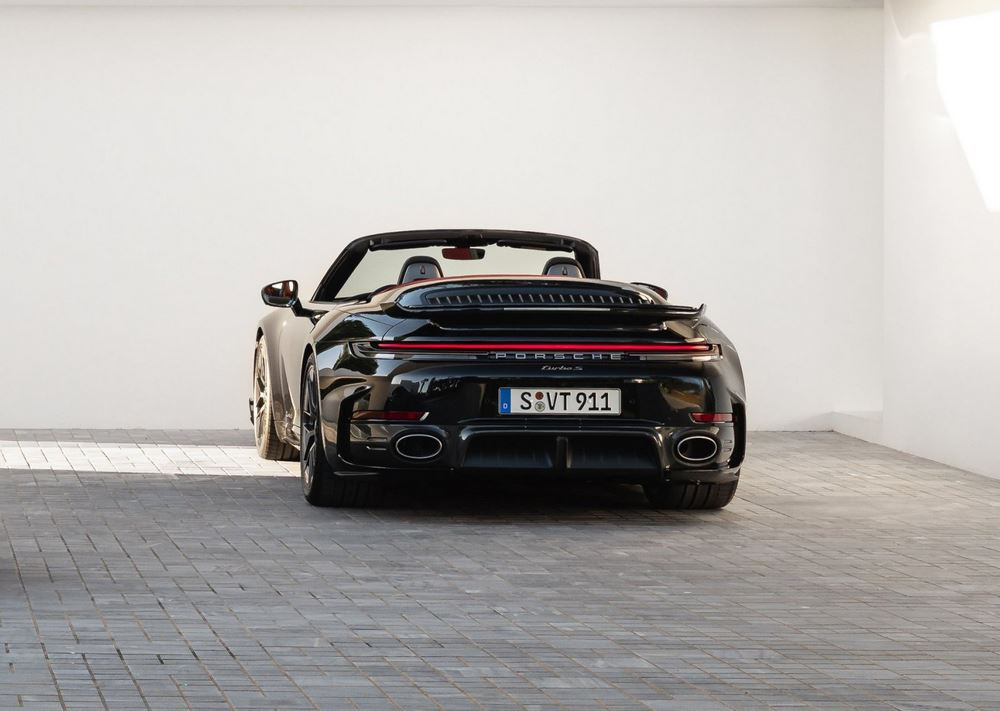 La Porsche 911 Turbo S Cabriolet développe une puissance cumulée de 711 ch