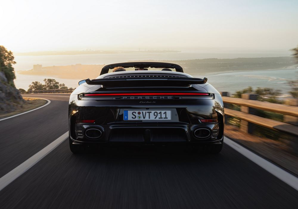 La Porsche 911 Turbo S Cabriolet développe une puissance cumulée de 711 ch