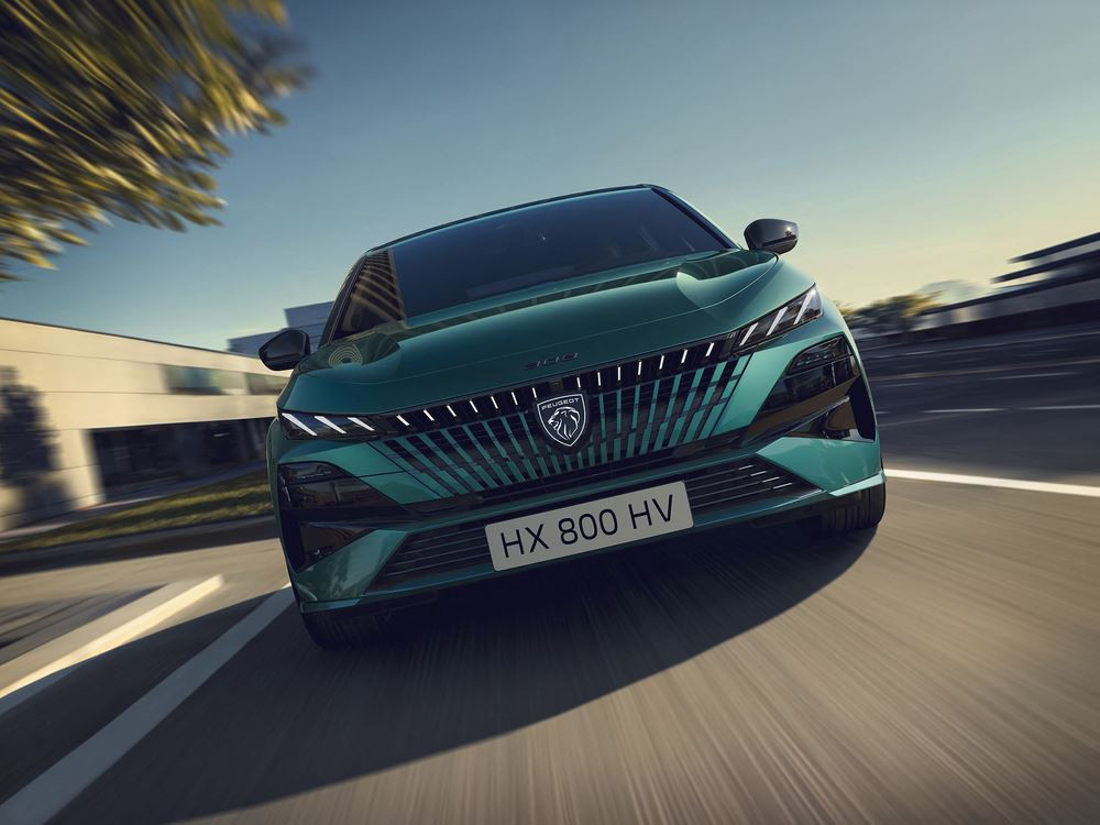 La Peugeot E-308 électrique restylée affiche une face avant illuminée