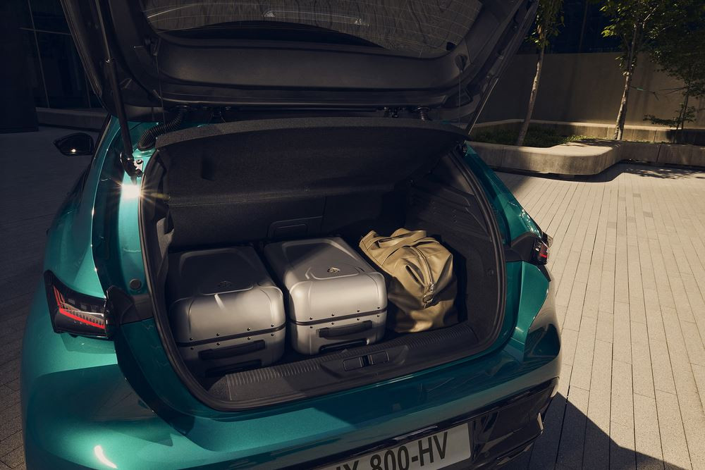 La Peugeot E-308 électrique restylée affiche une face avant illuminée