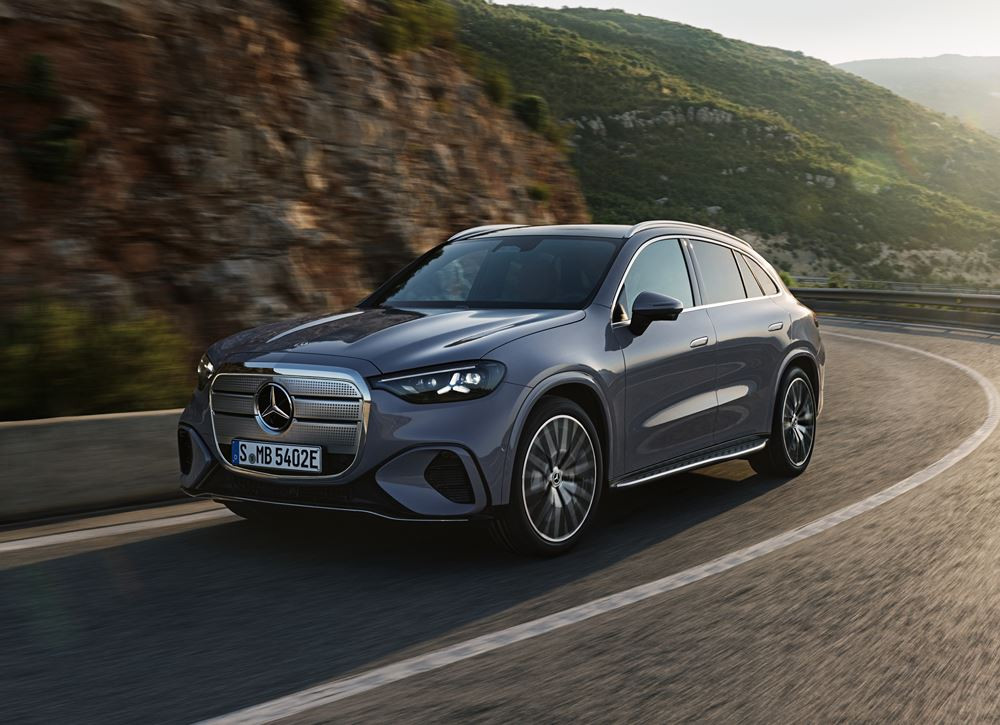 Le Mercedes-Benz GLC avec technologie EQ arbore une calandre chromée lumineuse