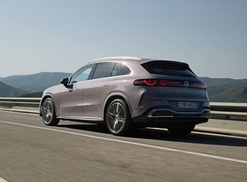 Le Mercedes-Benz GLC avec technologie EQ arbore une calandre chromée lumineuse