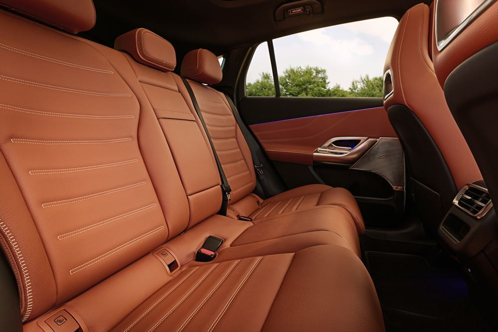 Le Mercedes-Benz GLC avec technologie EQ arbore une calandre chromée lumineuse