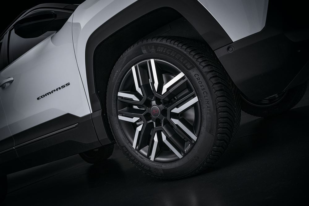 Le SUV électrique à transmission intégrale Jeep Compass 375 ch 98 kW affiche jusqu'à 650 km d'autonomie WLTP