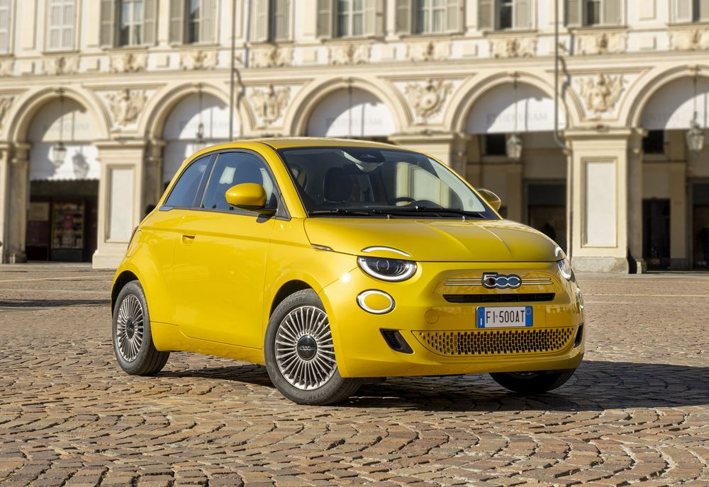 La mini-citadine Fiat 500 fait son retour avec une motorisation thermique électrifiée