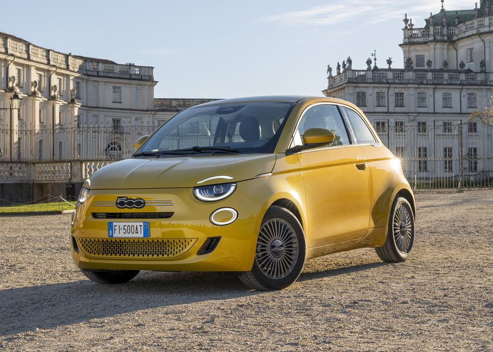 La mini-citadine Fiat 500 fait son retour avec une motorisation thermique électrifiée