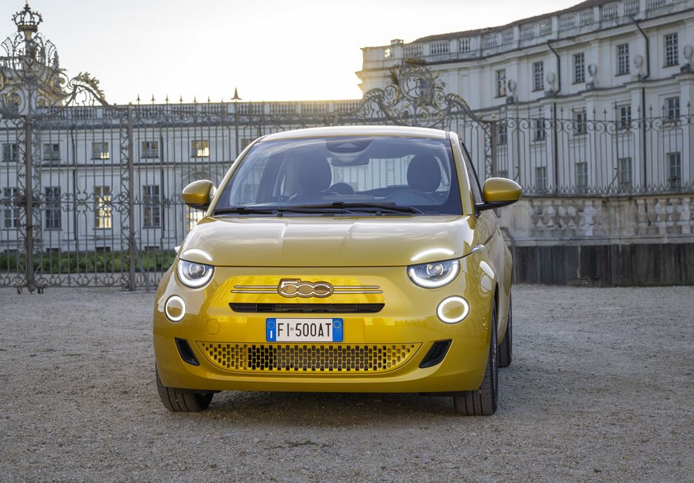 La mini-citadine Fiat 500 fait son retour avec une motorisation thermique électrifiée