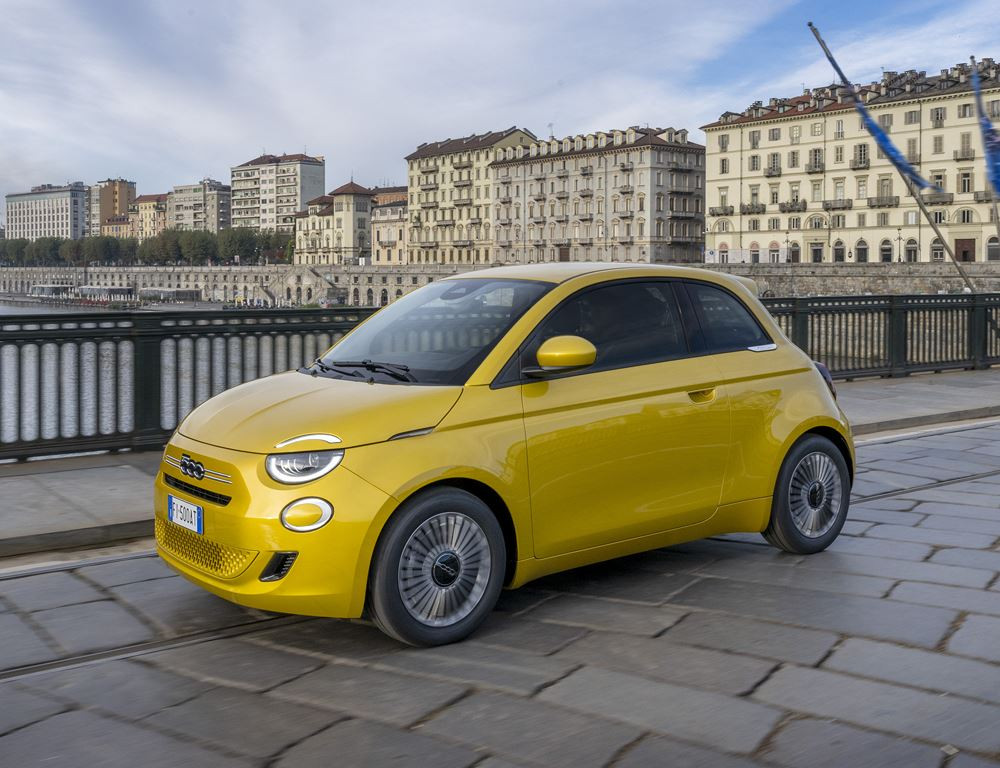 La mini-citadine Fiat 500 fait son retour avec une motorisation thermique électrifiée