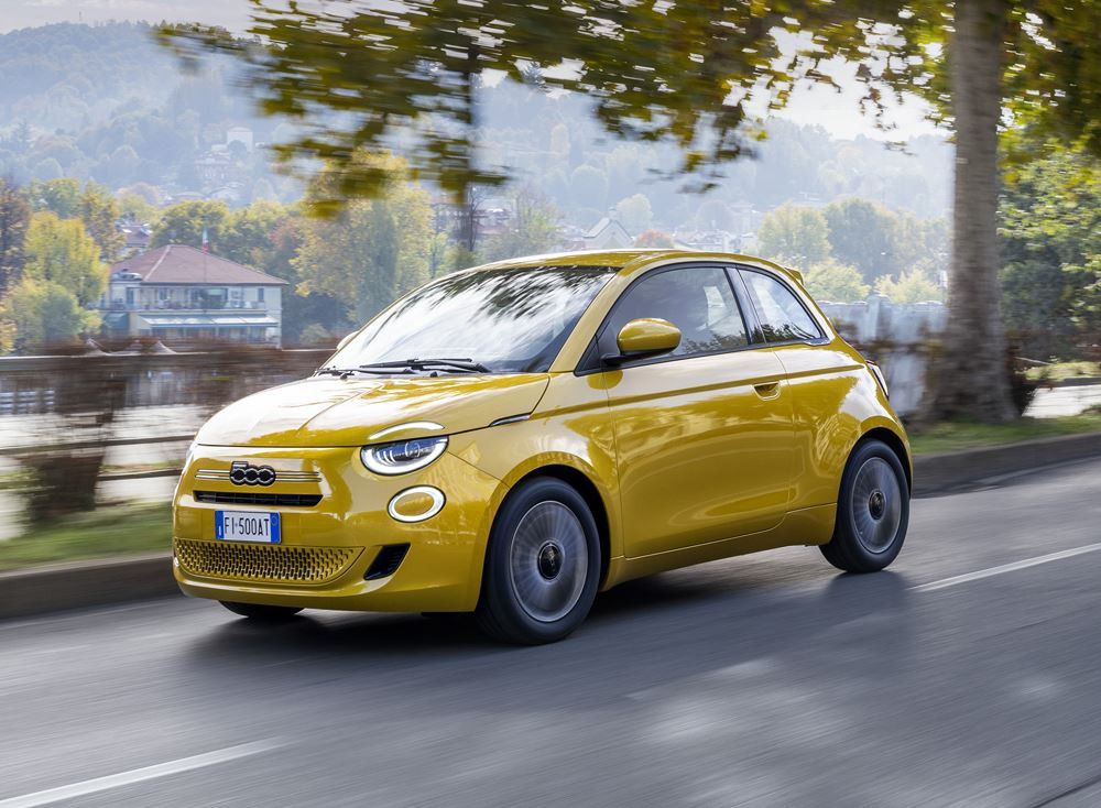 La mini-citadine Fiat 500 fait son retour avec une motorisation thermique électrifiée