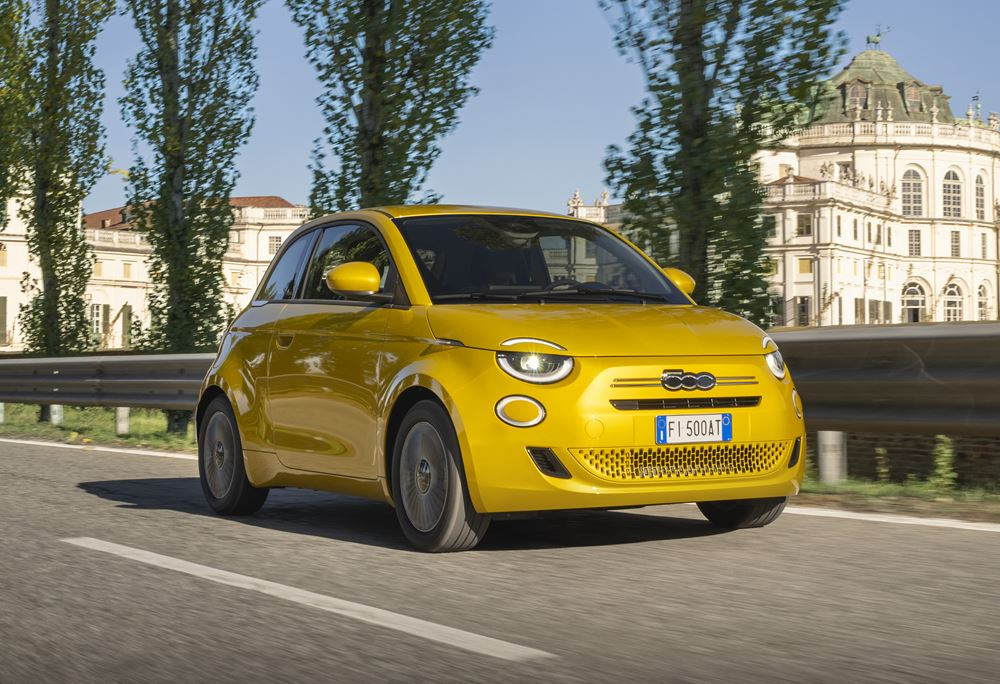 La mini-citadine Fiat 500 fait son retour avec une motorisation thermique électrifiée