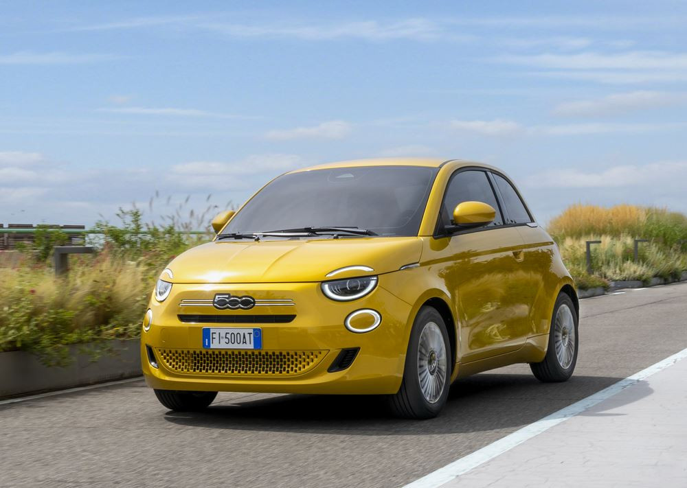 La mini-citadine Fiat 500 fait son retour avec une motorisation thermique électrifiée