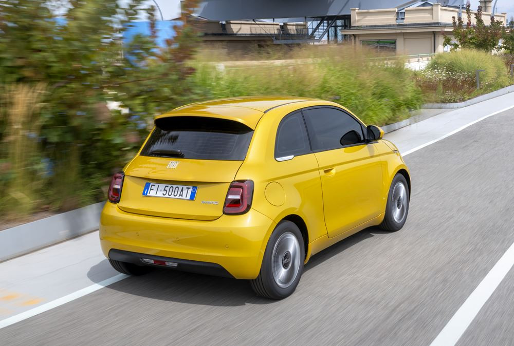 La mini-citadine Fiat 500 fait son retour avec une motorisation thermique électrifiée