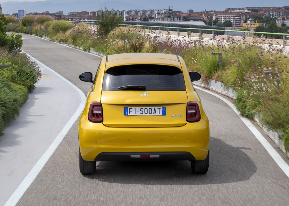 La mini-citadine Fiat 500 fait son retour avec une motorisation thermique électrifiée