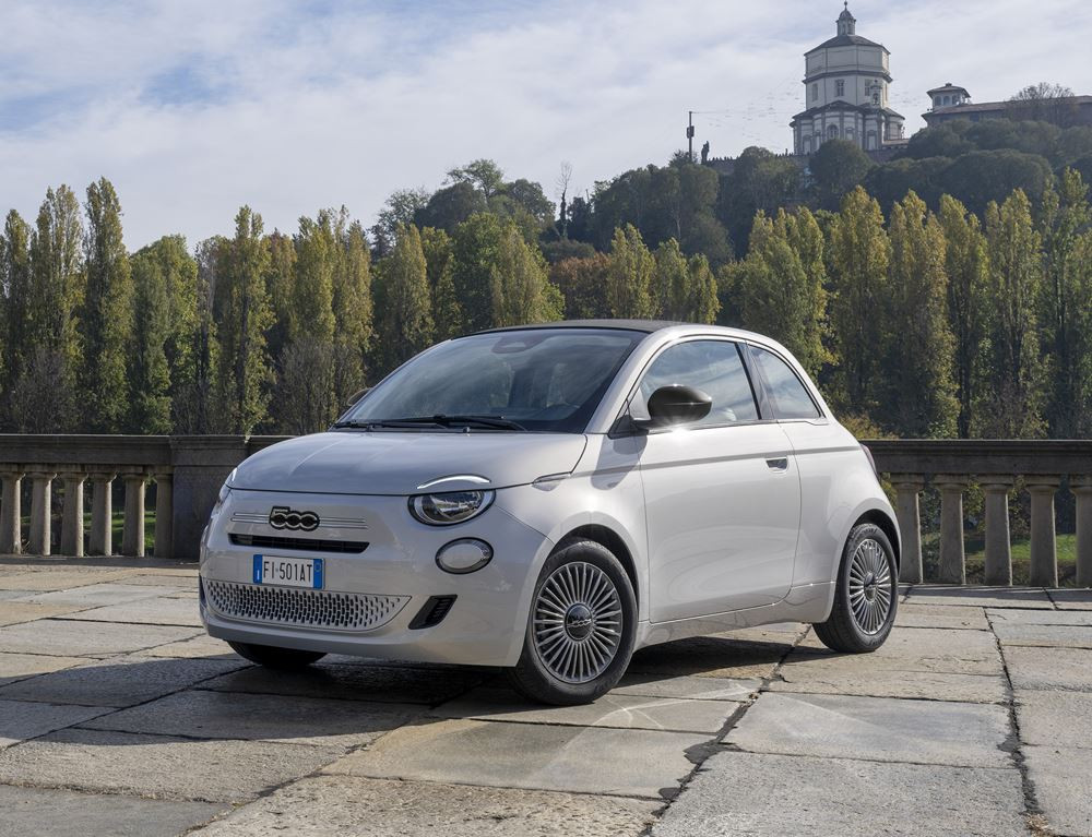 La mini-citadine décapotable Fiat 500 Cabriolet fait son retour avec une motorisation thermique électrifiée