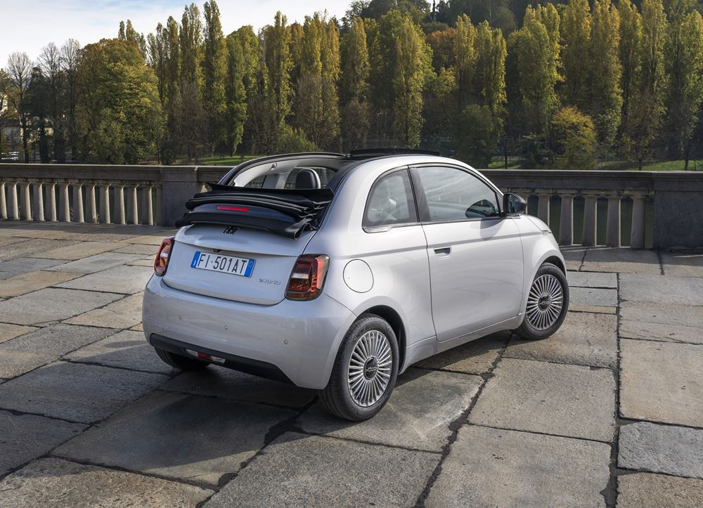 La mini-citadine décapotable Fiat 500 Cabriolet fait son retour avec une motorisation thermique électrifiée