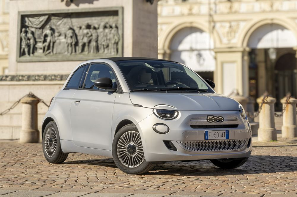 La mini-citadine décapotable Fiat 500 Cabriolet fait son retour avec une motorisation thermique électrifiée