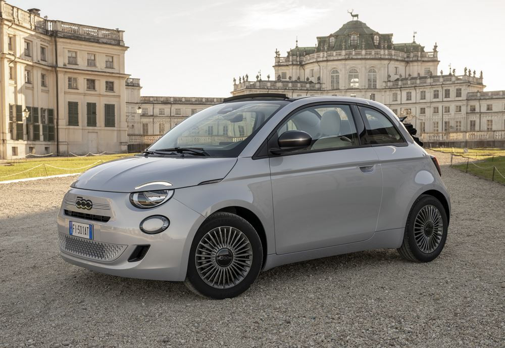 La mini-citadine décapotable Fiat 500 Cabriolet fait son retour avec une motorisation thermique électrifiée