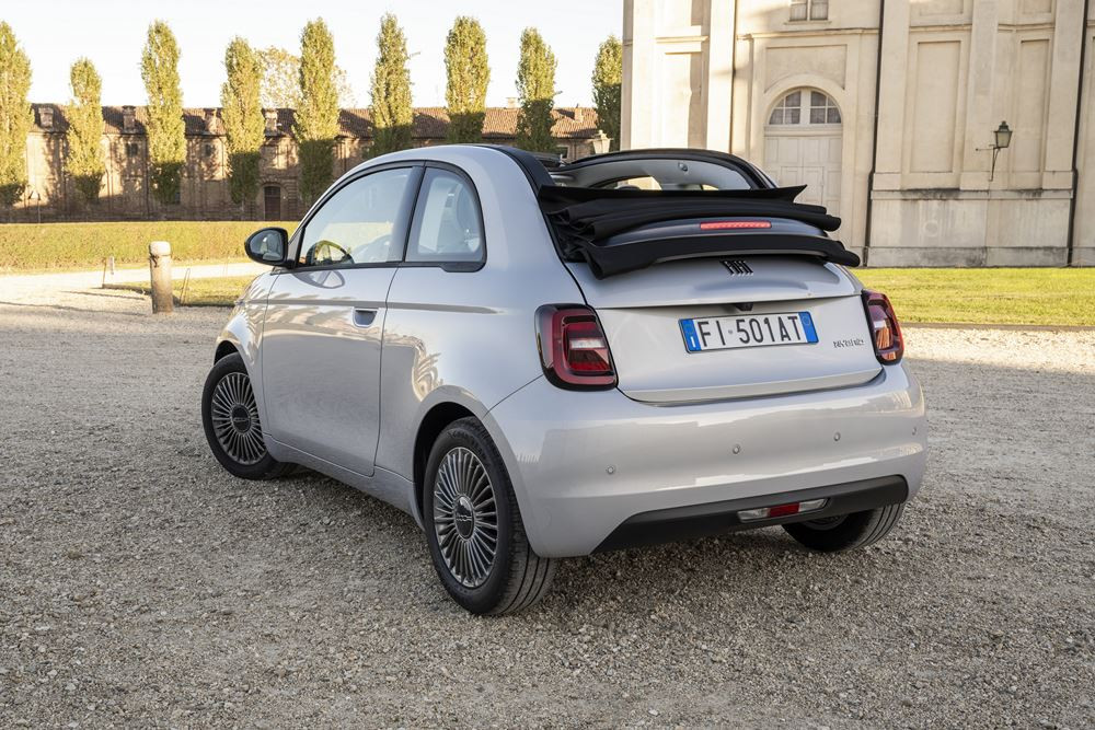 La mini-citadine décapotable Fiat 500 Cabriolet fait son retour avec une motorisation thermique électrifiée