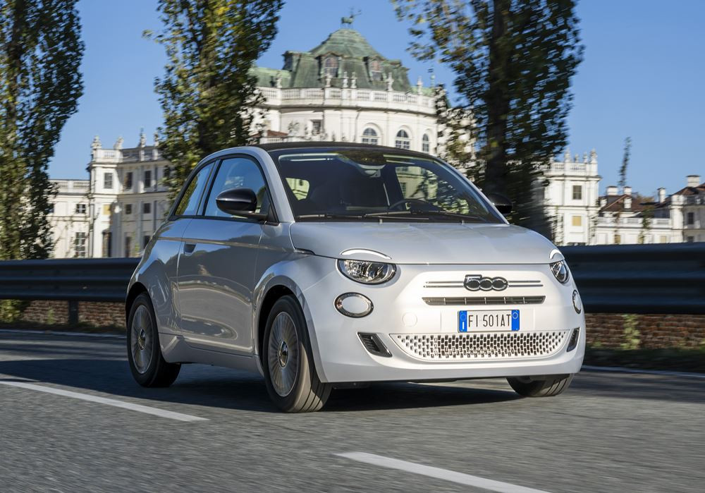 La mini-citadine décapotable Fiat 500 Cabriolet fait son retour avec une motorisation thermique électrifiée