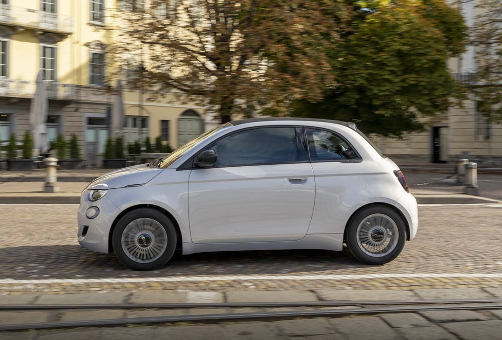 La mini-citadine décapotable Fiat 500 Cabriolet fait son retour avec une motorisation thermique électrifiée