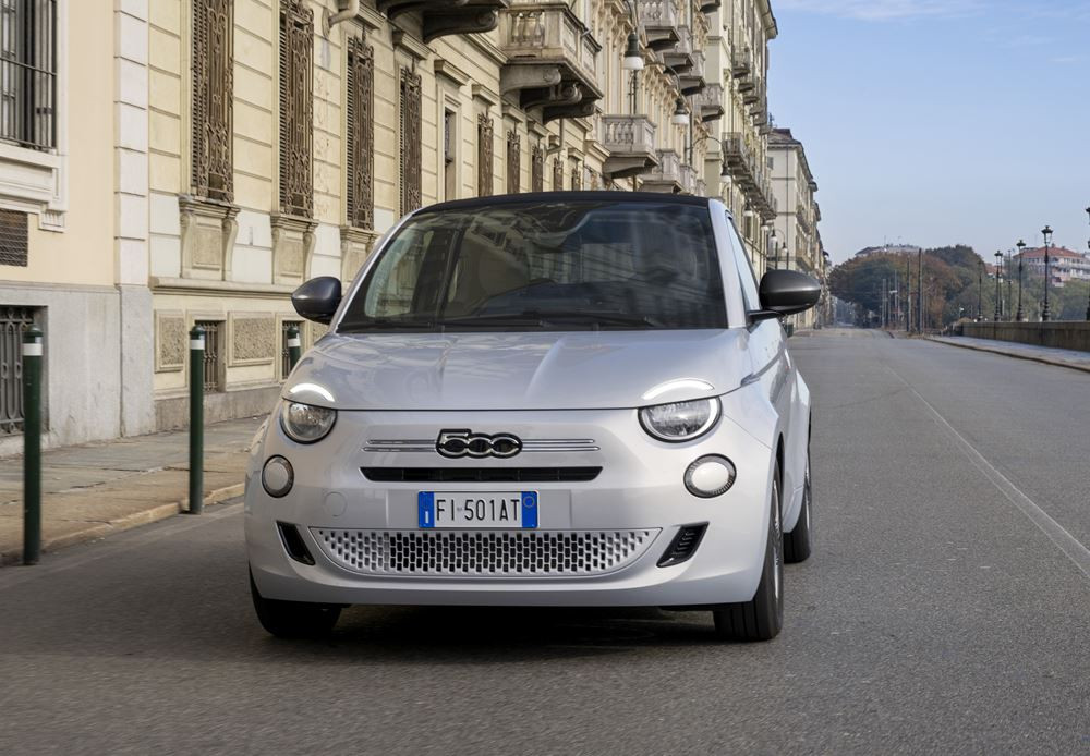 La mini-citadine décapotable Fiat 500 Cabriolet fait son retour avec une motorisation thermique électrifiée