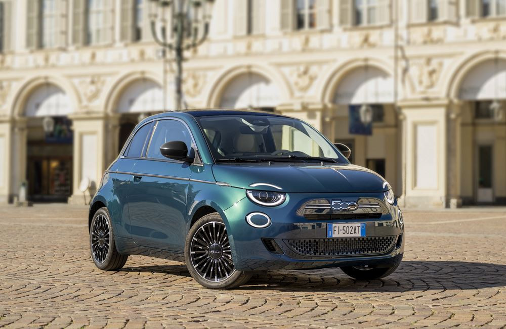 La mini-citadine Fiat 500 3 plus 1 fait son retour avec une motorisation thermique électrifiée