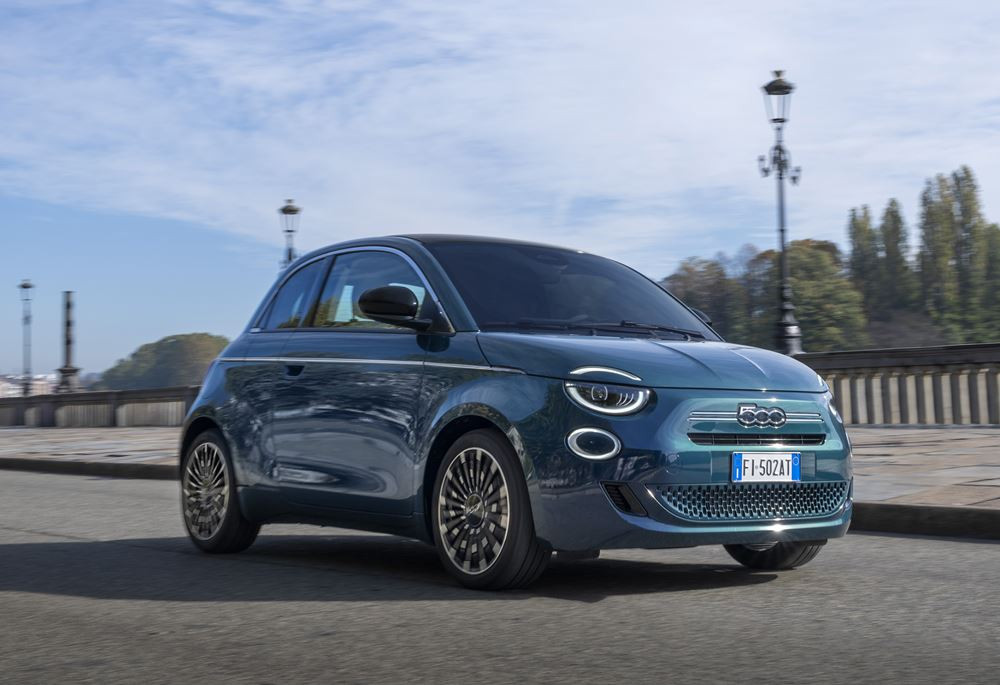 La mini-citadine Fiat 500 3 plus 1 fait son retour avec une motorisation thermique électrifiée