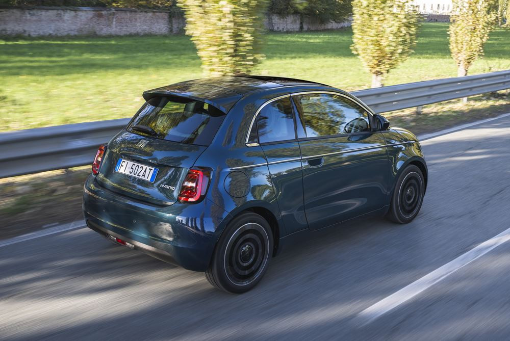 La mini-citadine Fiat 500 3 plus 1 fait son retour avec une motorisation thermique électrifiée