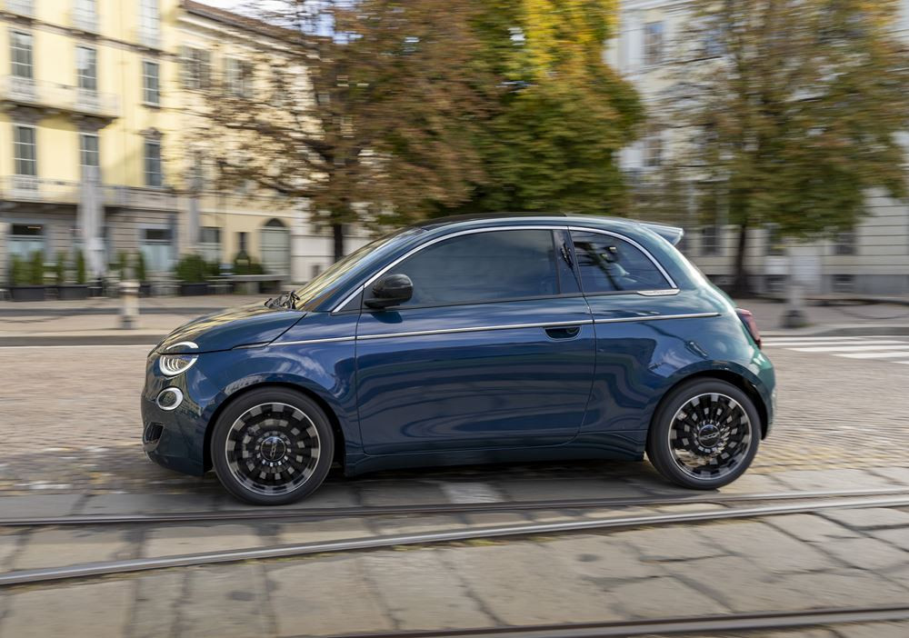 La mini-citadine Fiat 500 3 plus 1 fait son retour avec une motorisation thermique électrifiée