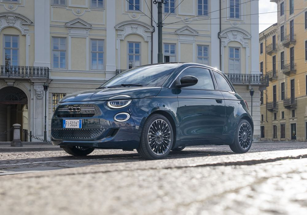 La mini-citadine Fiat 500 3 plus 1 fait son retour avec une motorisation thermique électrifiée