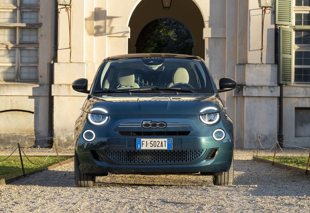 La mini-citadine Fiat 500 3 plus 1 fait son retour avec une motorisation thermique électrifiée