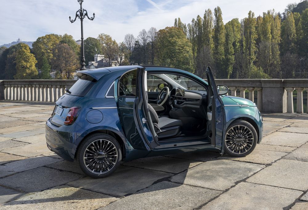La mini-citadine Fiat 500 3 plus 1 fait son retour avec une motorisation thermique électrifiée
