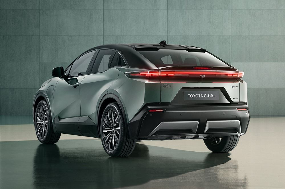 Le Toyota C-HR plus électrique affiche une ligne de toit façon coupé pour susciter l'émotion