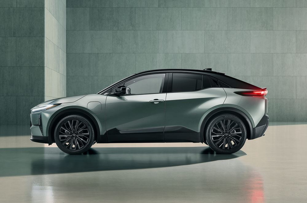 Le Toyota C-HR plus électrique affiche une ligne de toit façon coupé pour susciter l'émotion