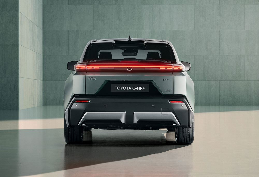 Le Toyota C-HR plus électrique affiche une ligne de toit façon coupé pour susciter l'émotion