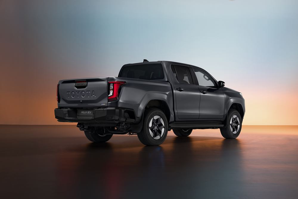 Le pick-up Toyota Hilux Electrique est équipé d'un moteur développant 196 ch et d'une batterie de 59,2 kWh