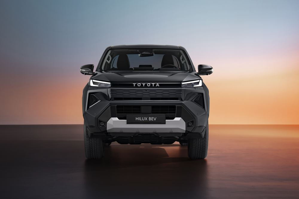Le pick-up Toyota Hilux Electrique est équipé d'un moteur développant 196 ch et d'une batterie de 59,2 kWh