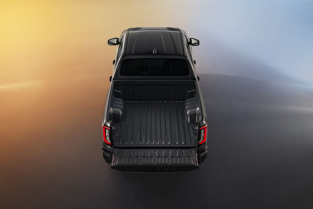 Le pick-up Toyota Hilux Electrique est équipé d'un moteur développant 196 ch et d'une batterie de 59,2 kWh