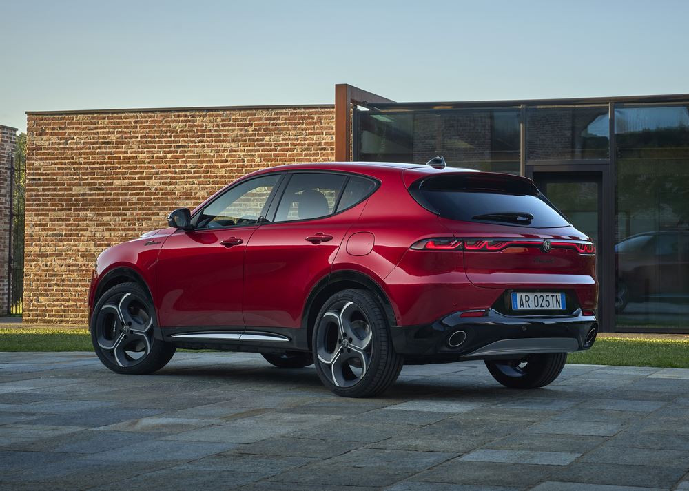 Le SUV compact italien Alfa Romeo Tonale retravaillé affirme un caractère sportif marqué