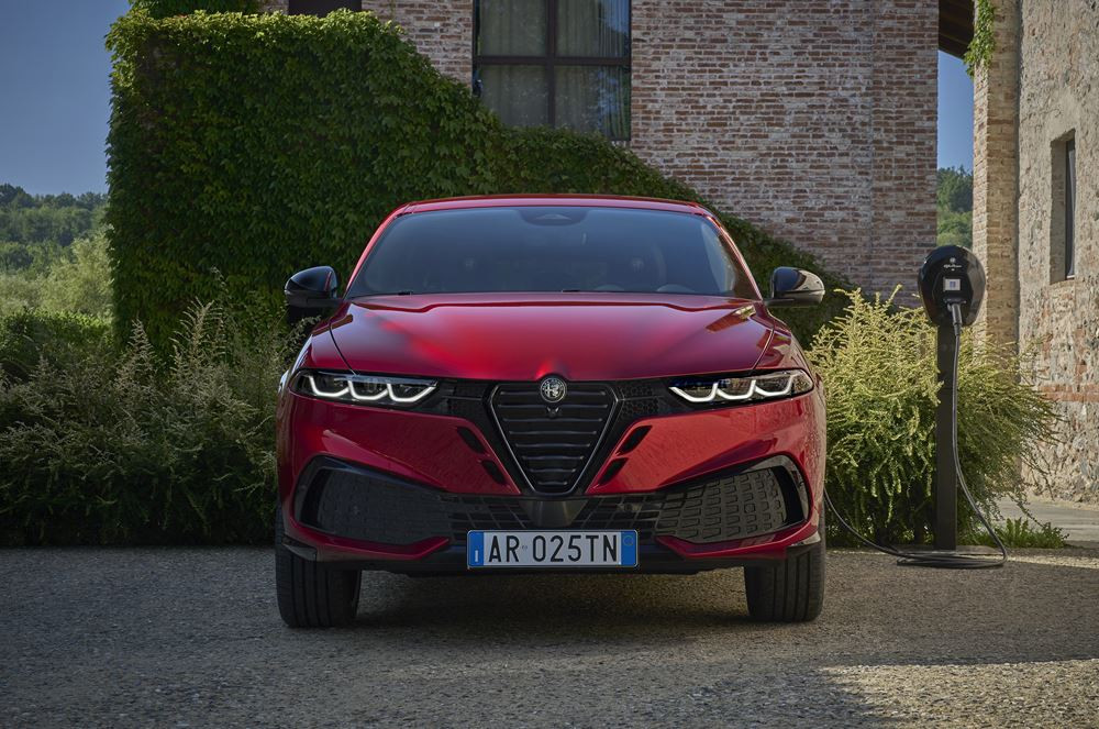 Le SUV compact italien Alfa Romeo Tonale retravaillé affirme un caractère sportif marqué