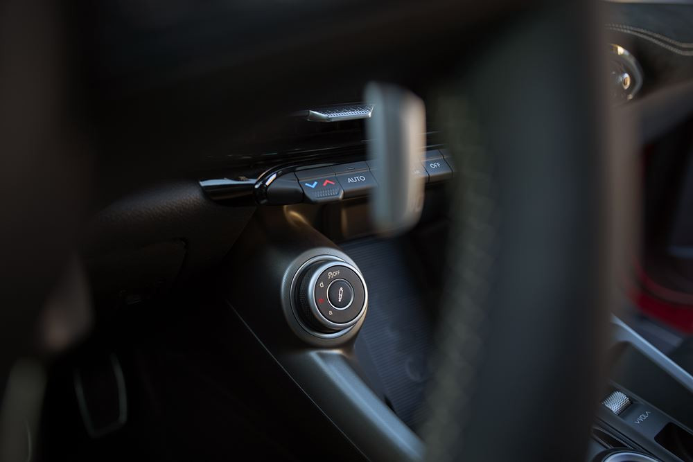 Le SUV compact italien Alfa Romeo Tonale retravaillé affirme un caractère sportif marqué